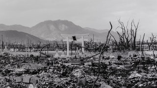 Historische schwarz-weiß Fotografie, Zerstörung nach Abwurf der Hiroshima Atombombe.