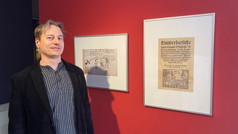 Mann in einer Ausstellung