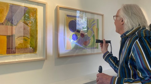 Wolfgang Thomeczek betrachtet ein Werk von Edvard Frank