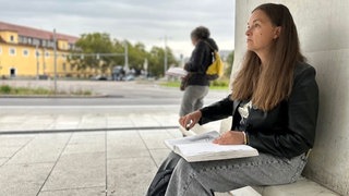 Mitorganisatorin des Treffens, Nadja Pidanen, beim zeichnen 