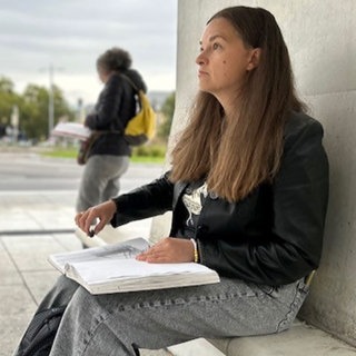 Mitorganisatorin des Treffens, Nadja Pidanen, beim zeichnen 