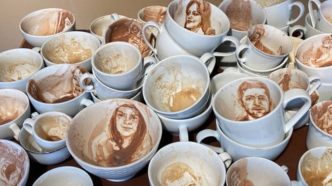Isabelle Krieg, Unerledigt III, seit 2010, Cappuccinoschaum und Kakao in Porzellantassen