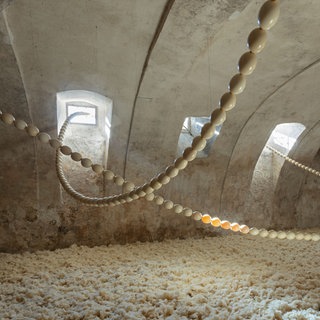 Isabelle Krieg: unendlich endlich, Straussen- und Hühnereier, Glasfaserstangen, Schafwolle