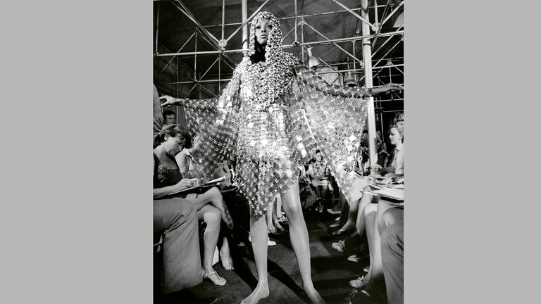 Modenschau von Paco Rabanne in seiner Boutique in Paris, 1968