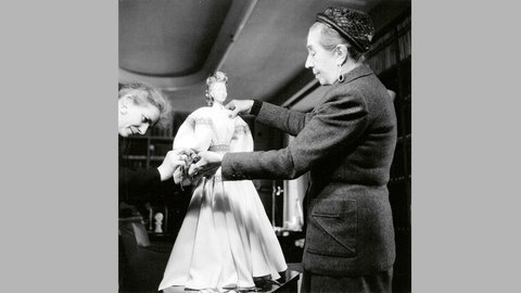 Jeanne Lanvin bekleidet eine Puppe für die Ausstellung »Théâtre de la Mode«, 1945