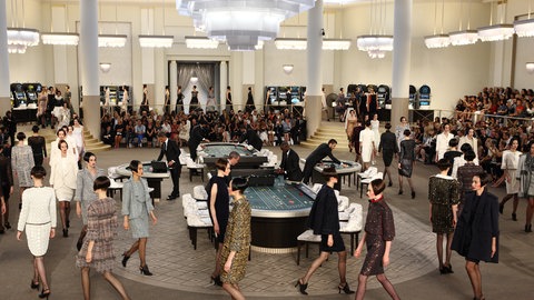 Karl Lagerfeld verwandelt 2015 bei Modenschau Laufsteg in ein Spielcasino.