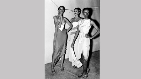 Model Bethann Hardison hinter den Kulissen der „Battle of Versailles“ Fashion Show im Jahr 1973