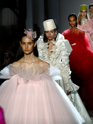 Models auf einem Laufsteg bei einer Modenschau von Giambattista Valli.