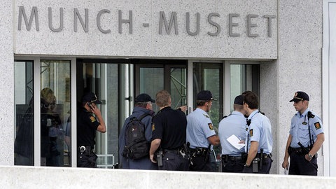 Polizisten stehen am 22.08.2004 vor dem Edvard Munch-Museum in Oslo, nachdem Kunsträuber mit Waffengewalt vor zahlreichen Augenzeugen unter anderem das Gemälde „Der Schrei“ aus dem Museum entwendet haben. 