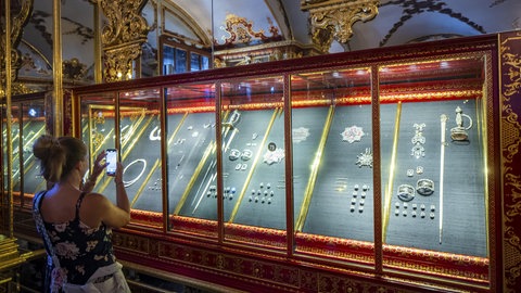 Seit August 2024 können Besucher den Großteil der 2019 gestohlenen Juwelen im  Dresdener „Grünes Gewölbe“ wieder anschauen.