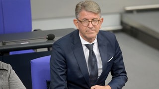 Wolfram Weimer (parteilos), Staatsminister für Kultur und Medien, sitzt während der Debatte im Bundestag. 