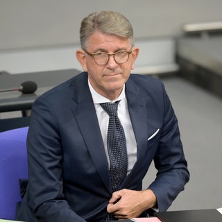 Wolfram Weimer (parteilos), Staatsminister für Kultur und Medien, sitzt während der Debatte im Bundestag. 