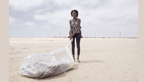 Ashanti Gaises, arbeitet auf einer illegalen Müllkippe