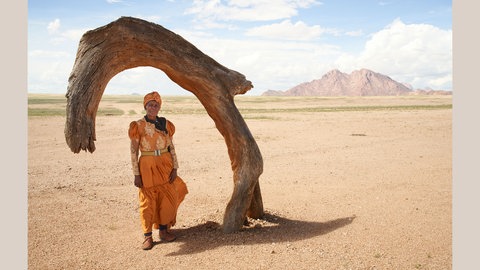 Mitten in der endlosen Sandwüste, Susanna Uri-Khos