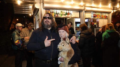 Jonathan Meese mit Mutter Brigitte Meese in Wien, wo 2022 sein Stück Barrier Reef am Volkstheater Premiere feierte, bei dem er auch für Regie, Kostüme und das Schauspiel zuständig war.