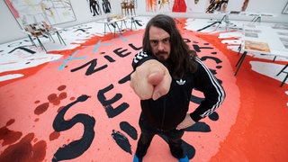 Jonathan Meese, Maler und Aktionskünstler, steht 2018 in der Ausstellung "Die Irrfahrten des Meese". 