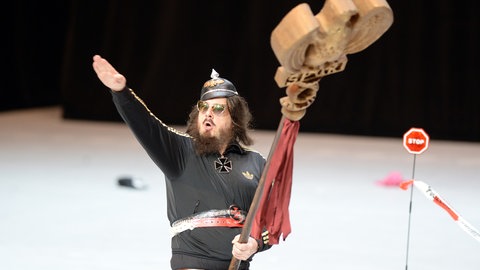 Der Künstler Jonathan Meese führt am 26.06.2013 im Nationaltheater Mannheimdas Stück "Generaltanz den Erzschiller" auf. Die Performance war Teil der 17. Internationalen Schillertage. 