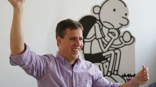 US-Kinderbuchautor Jeff Kinney mit seinem Titelhelden Greg aus der Buchreihe „Gregs Tagebuch“.