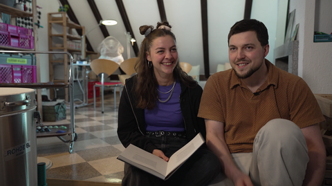 Super Vivaz Künstlerpaar sitzt auf Treppe.