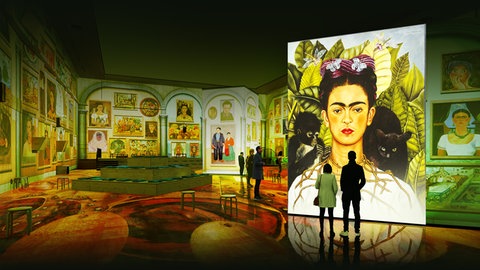 Besucher vor einem sehr großen Selbstbildnis von Frida Kahlo, auf deren Schultern ein Affe und eine Raubkatze sitzen