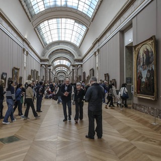 Besucher im Louvre Paris.