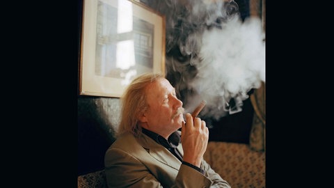 Foto von Cira Moro zeigt den rauchenden Peter Sloterdijk, Philosoph und Schriftsteller in Karlsruhe, 2004
