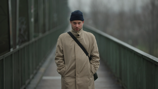 Hendrik Otremba überquert den nebligen Rhein bei Mainz.