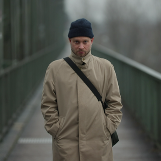 Hendrik Otremba überquert den nebligen Rhein bei Mainz.