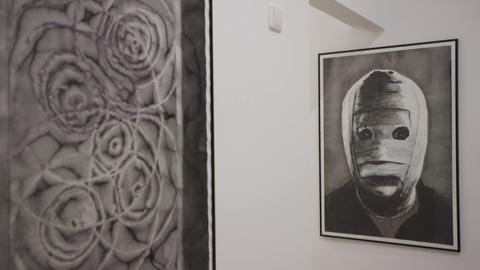 Die Kunstfigur "Der Gräber" hat es auch in die Ausstellung geschafft und verbindet Otrembas künstlerische Schaffensfelder.