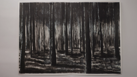 Hendrik Otrembas Gemälde "Der Wald" zeigt einen Wald in schwarz-weiß