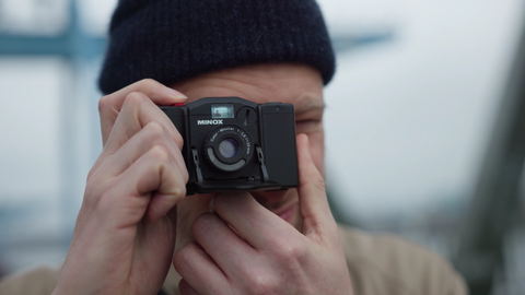 Hendrik Otremba und die Minox-Kamera seiner Mutter.