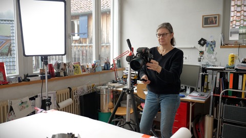 Simone Demandt in ihrem Fotoatelier während der Dreharbeiten für eine SWR-Doku über ihre Arbeit.