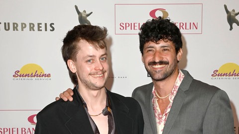 Wilke Weermann und Ersan Mondtag bei der Verleihung des 31. B.Z. Kulturpreises 2025 im Theater am Potsdamer Platz.