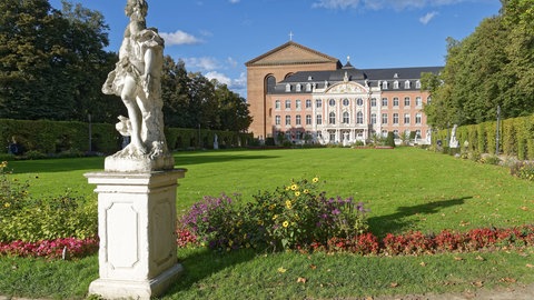 Skulptur im Palastgarten des Kurfürstlichen Palais. Altstadt von Trier, Rheinland