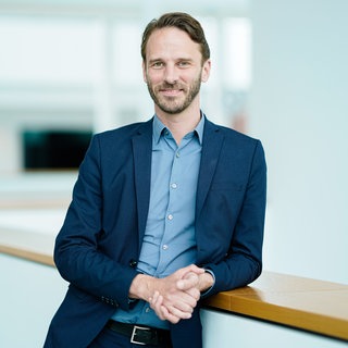 Johan Holten im steht im Atrium der Kunsthalle Mannheim.