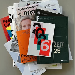 mehrere Programmhelfte für das Museumsjahr 2026