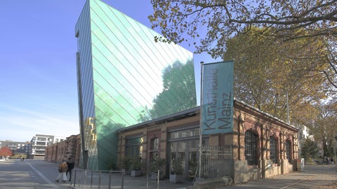 Gebäude der Kunsthalle Mainz, erbaut 1887 und moderner Anbau von 2006.