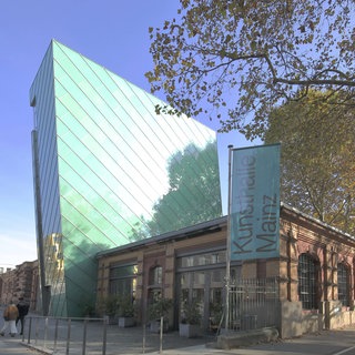 Gebäude der Kunsthalle Mainz, erbaut 1887 und moderner Anbau von 2006.
