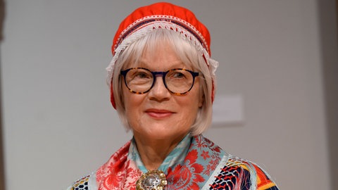 Porträt Künstlerin Britta Marakatt-Labba in samischer Tracht