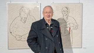 Klaus Staeck vor den Holzschnitten der Heidelberger Künstlerin Roswitha Josefine Pape