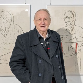 Klaus Staeck vor den Holzschnitten der Heidelberger Künstlerin Roswitha Josefine Pape