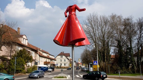 Die Skulptur "Die Wegweiserin" von Anja Luithle zeigt ein rotes Kleid, das sich dreht, und steht in Eislingen auf einem Kreisverkehr in Eislingen