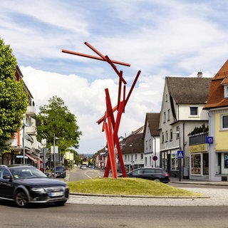 Die Große Kreisstadt Eislingen in Baden-Württemberg setzt auf Kreiselkunst. Auf jeder Mittelinsel der zahlreichen Kreisverkehre sind Skulpturen und andere Kunstwerke zu sehen, wie zum Beispiel die 6,50 Meter hohe rote Plastik des Stuttgarter Künstlers Christoph Freimann.