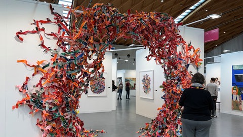 Türbogen aus bunten Papierstreifen von der Künstlerin Julia Sossinka