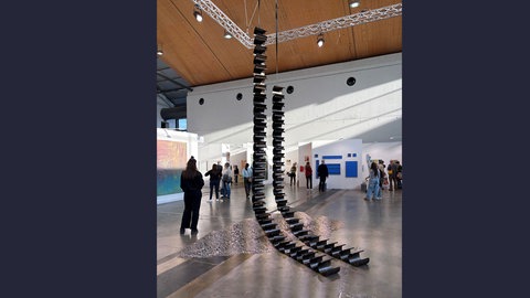 Skulptur „Shakles“ von Elisa Manig (Galerie Jarmuschek & Partner)