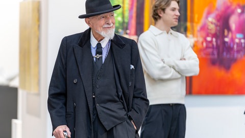 Der Maler, Grafiker und Bildhauer Markus Lüpertz unterwegs auf der art karlsruhe