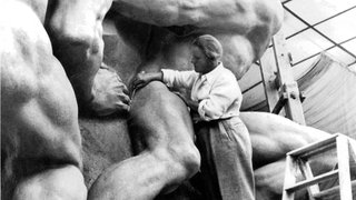 Der Bildhauer Josef Thorak bei der Arbeit an seinem Denkmal für die Arbeiter der Reichsautobahn in seinem Atelier in Baldham bei München. 