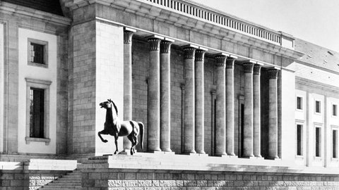 Gartenfront Neue ReichskanzleiFoto Berlin, Neue Reichskanzlei (1938 erbaut von Albert Speer). - Teilansicht der Gartenfront von Nord- osten mit Pferdeskulptur von Josef Thorak.
