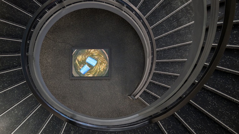 Ausstellungsansicht: Roman Signer (*1938), Installation im Wasserturm, 2001