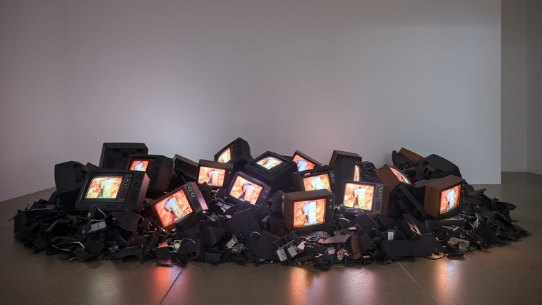 Ausstellungsansicht. Nam June Paik (1932–2006), Fire Piece, 1992